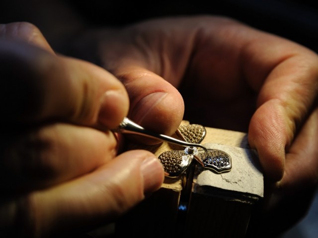 Setting stones in jewelry workshop | Facets Singapore